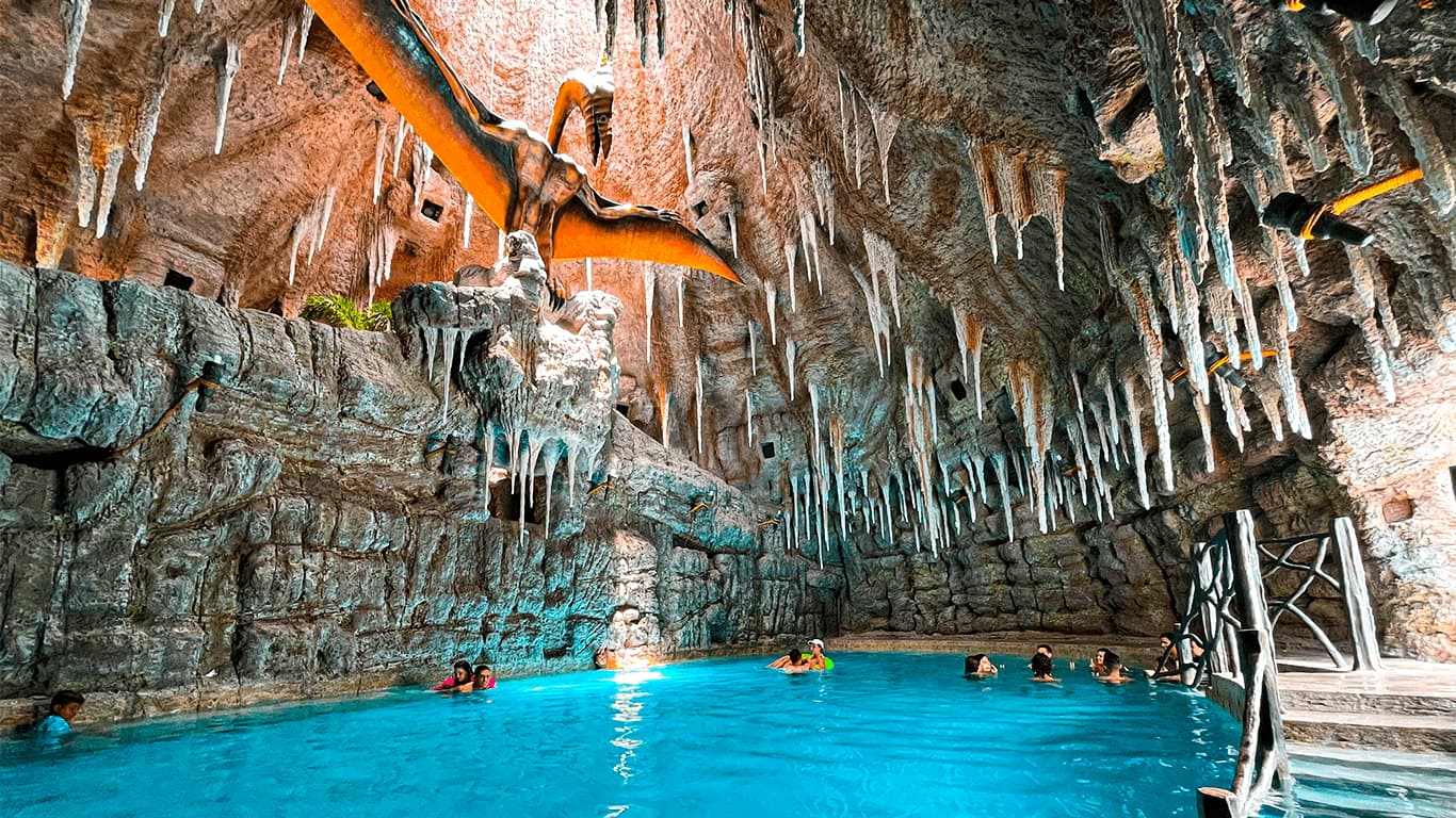 Complexo aquático do Terra Parque Eco Resort cercado de natureza